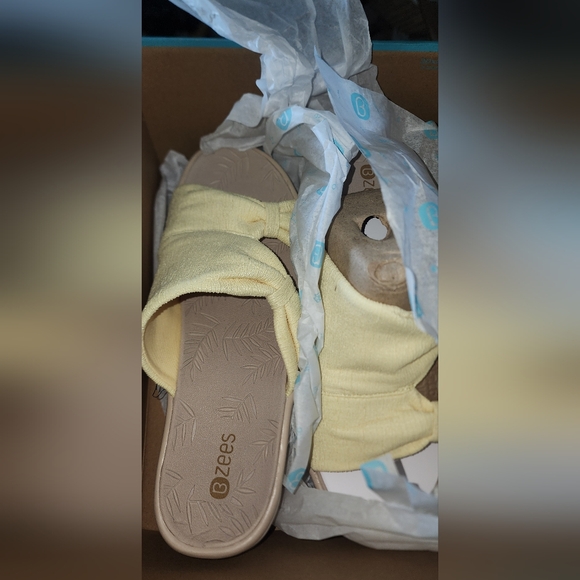 BZEE'S Smile More Bow Sandal (Butter) - Picture 9 of 12